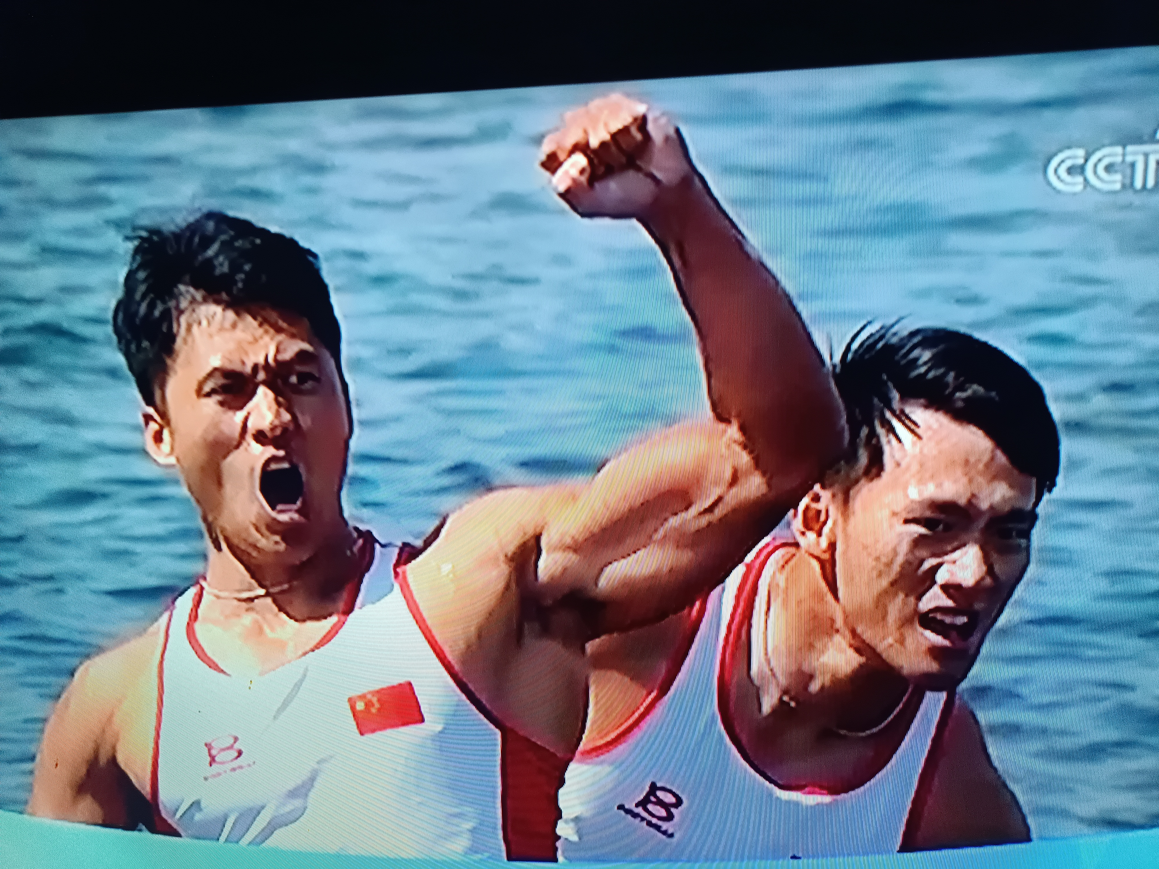 关于皮划艇选手取得金牌赛后欢呼的信息