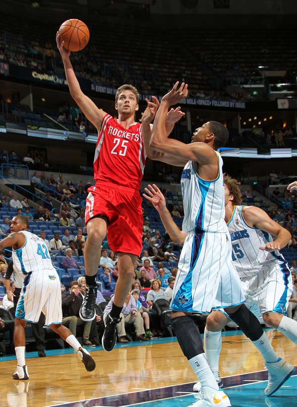 火箭战胜黄蜂，保持不败